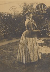 (Frau mit Schläger im Garten)